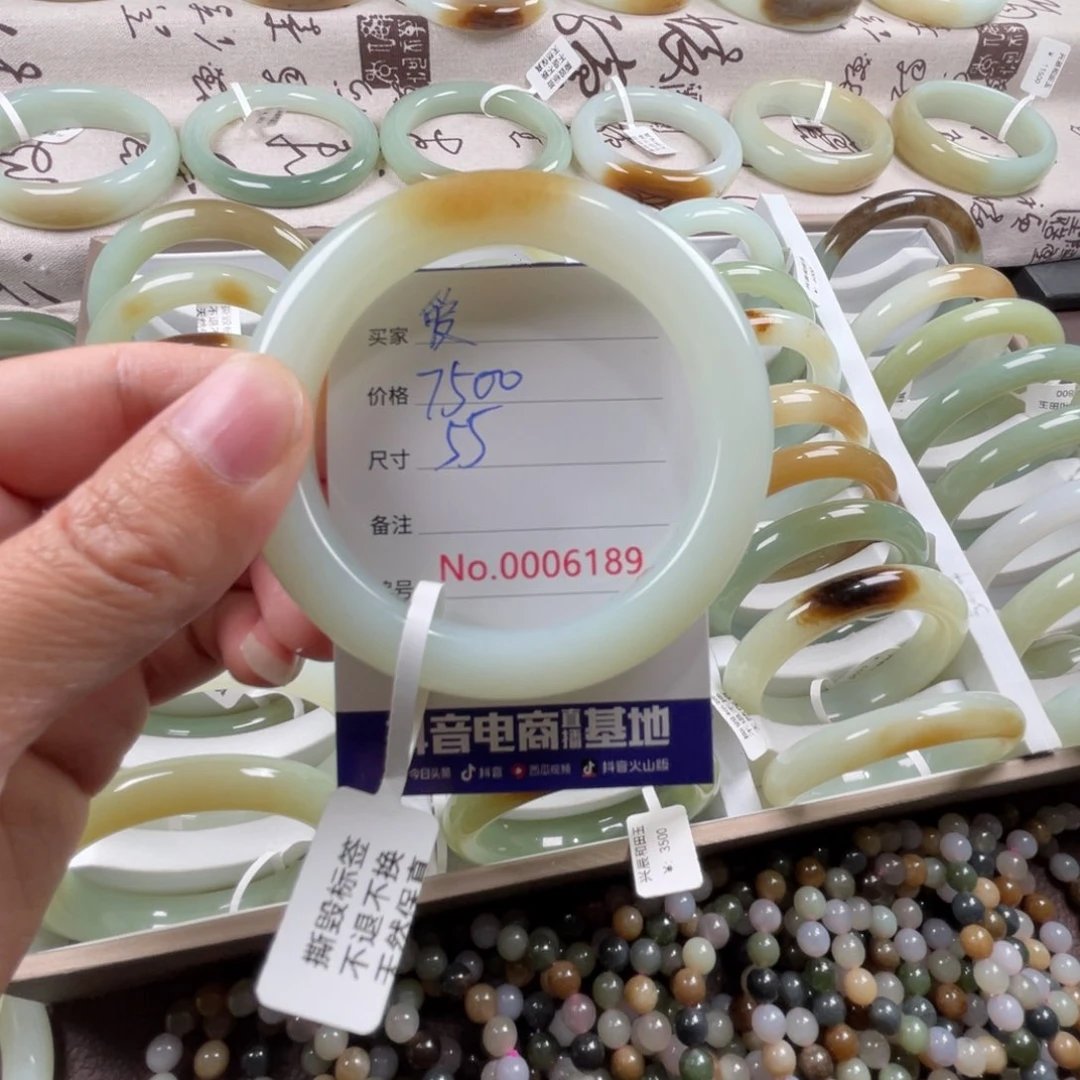 和田玉手镯未镶嵌爱***?