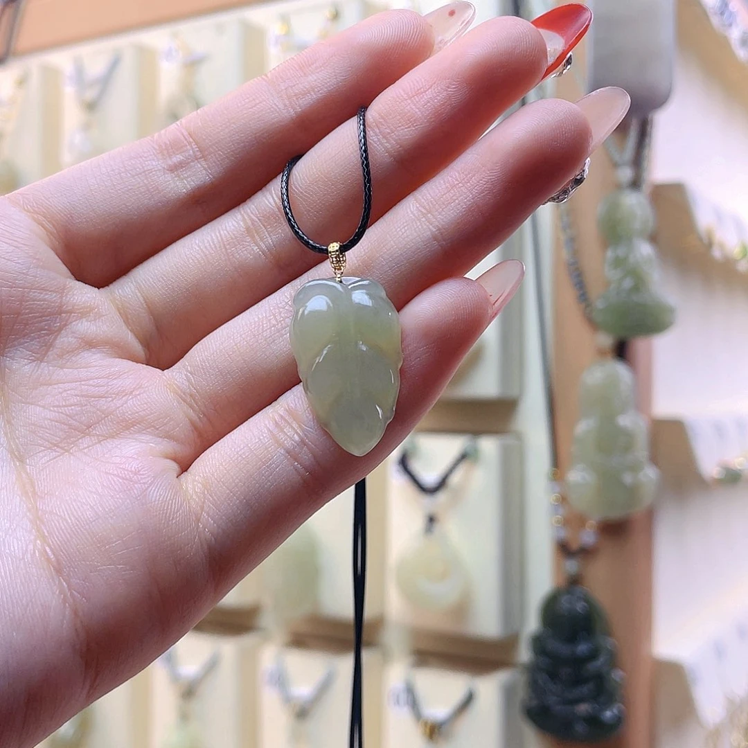 和田玉吊坠(赠链)18K金镶嵌草****?