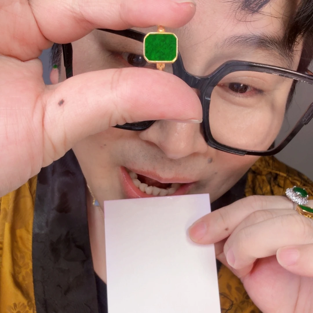翡翠未镶嵌颈饰一件