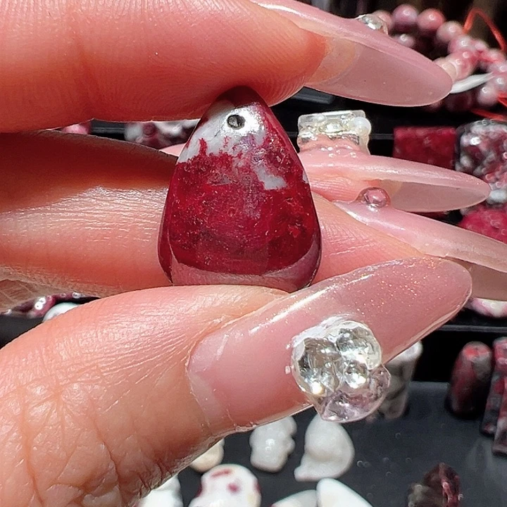 天然辰砂随*原矿吊坠