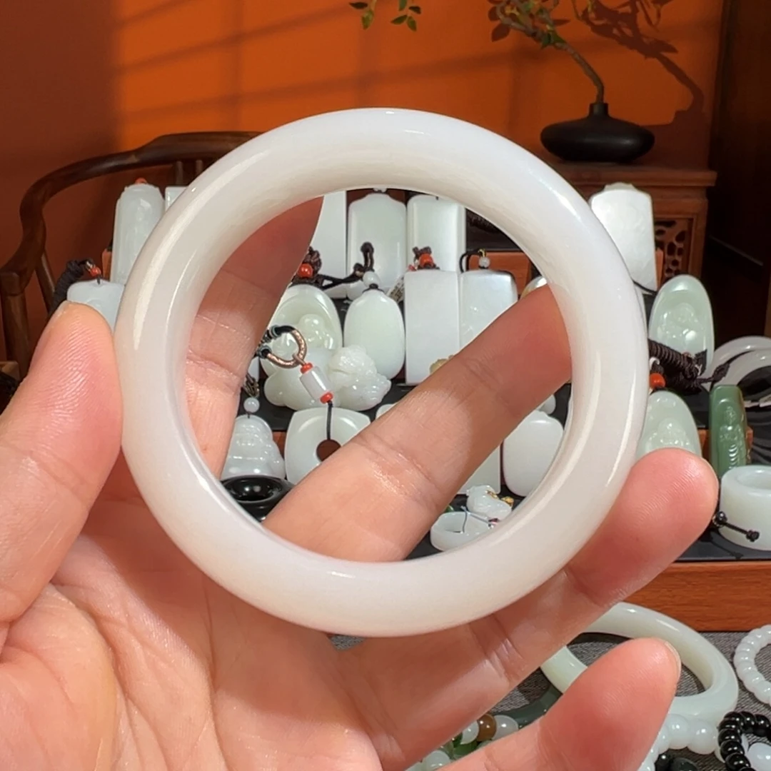 雪***娘和田玉未镶嵌颈饰