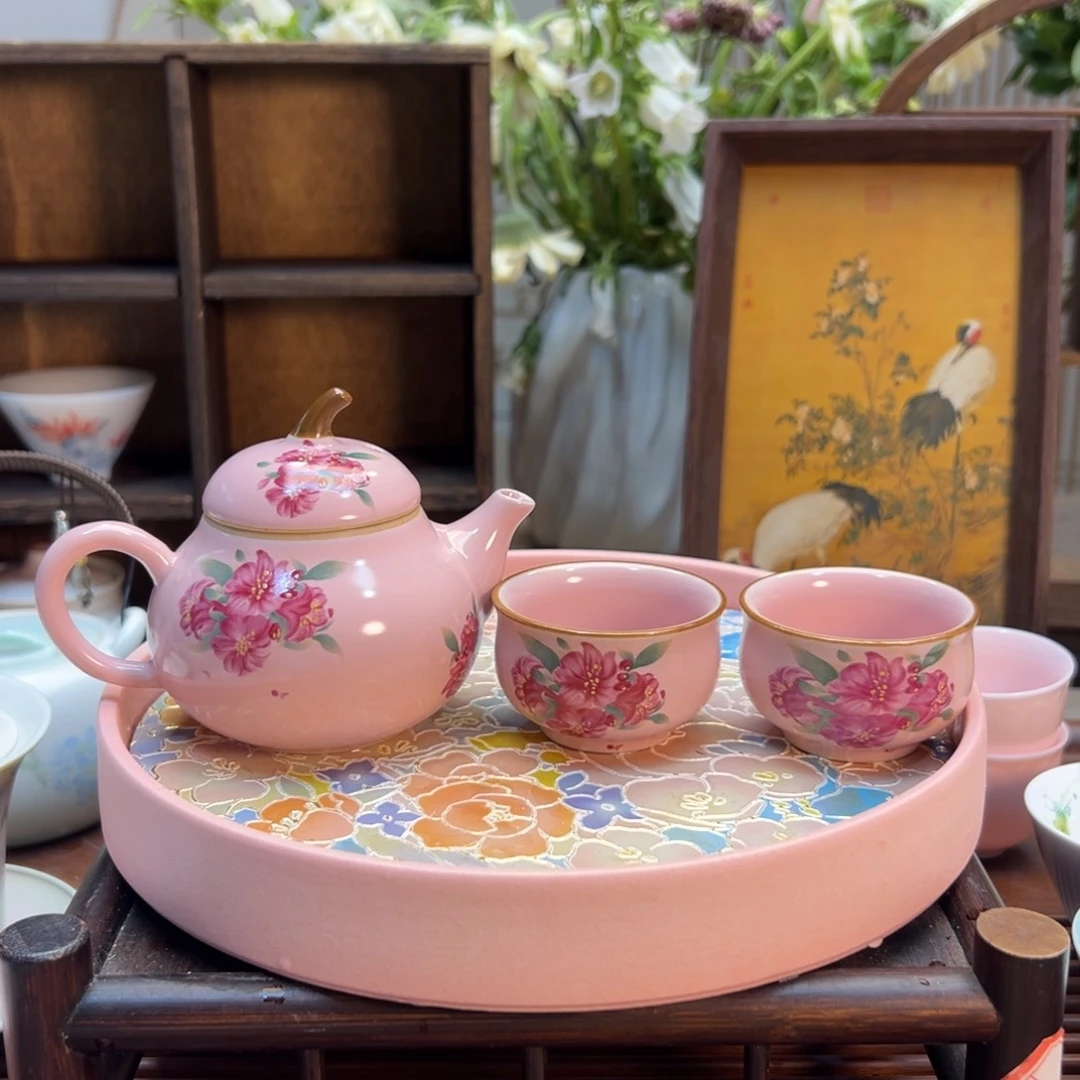 一壶带两杯石榴花