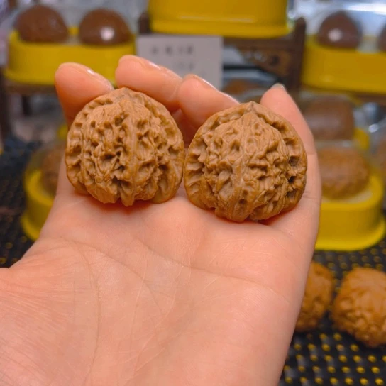 文玩核桃吊坠白狮子34