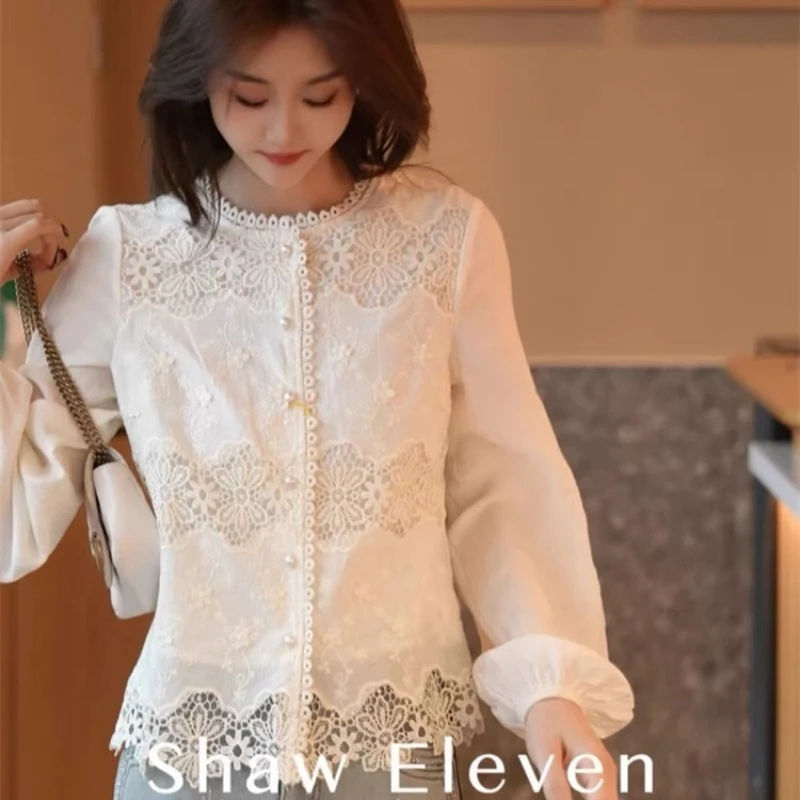 2025春季新中式女装优雅花朵蕾丝甜美圆领珍珠扣花边长袖上衣