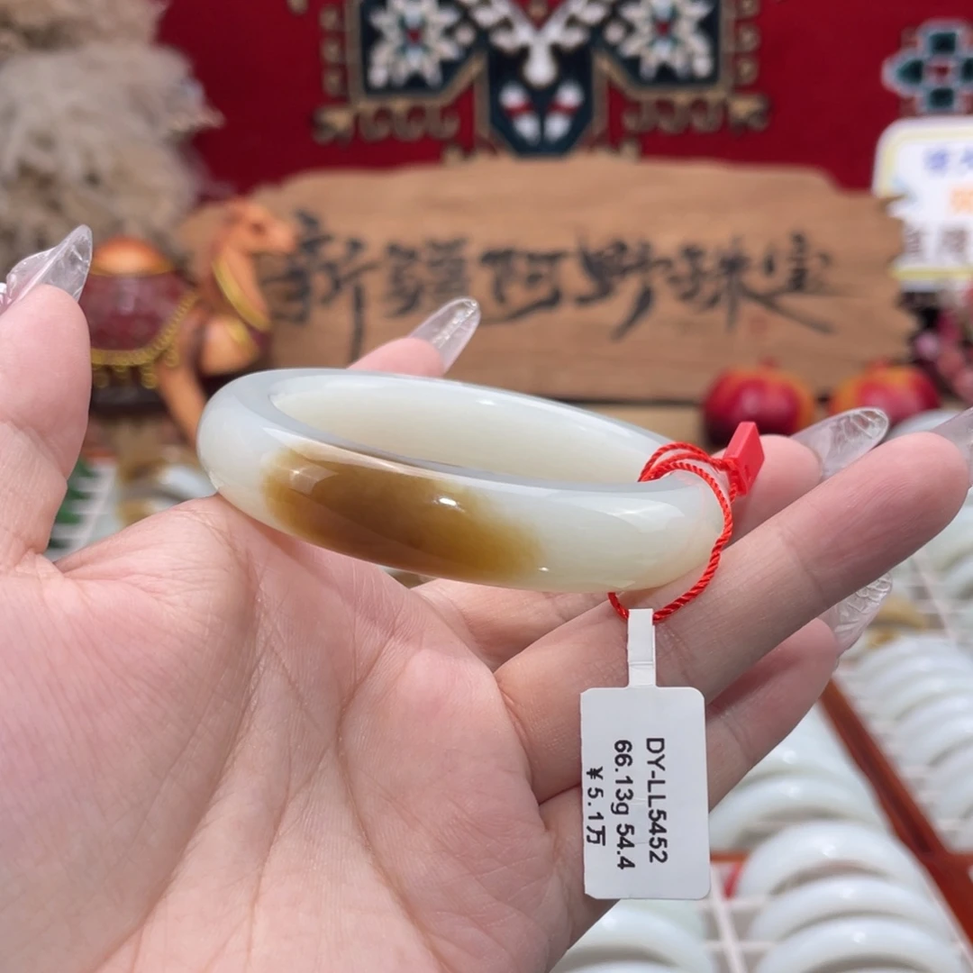 未镶嵌手镯和田玉一口糖和田玉手镯