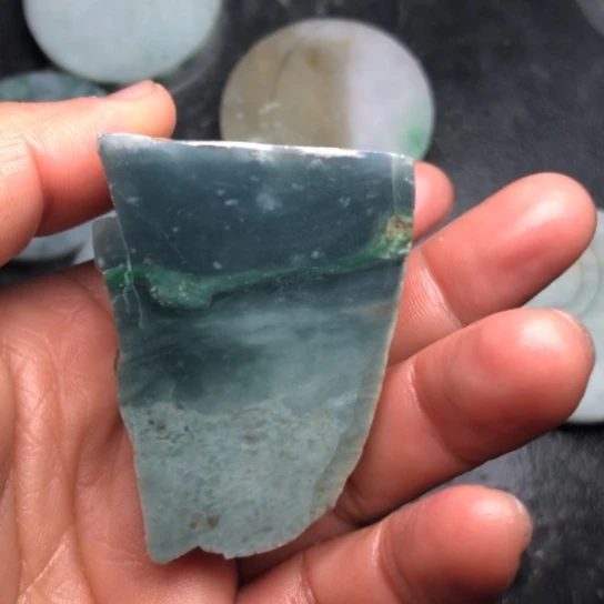 风***痕翡翠未镶嵌颈饰裸石