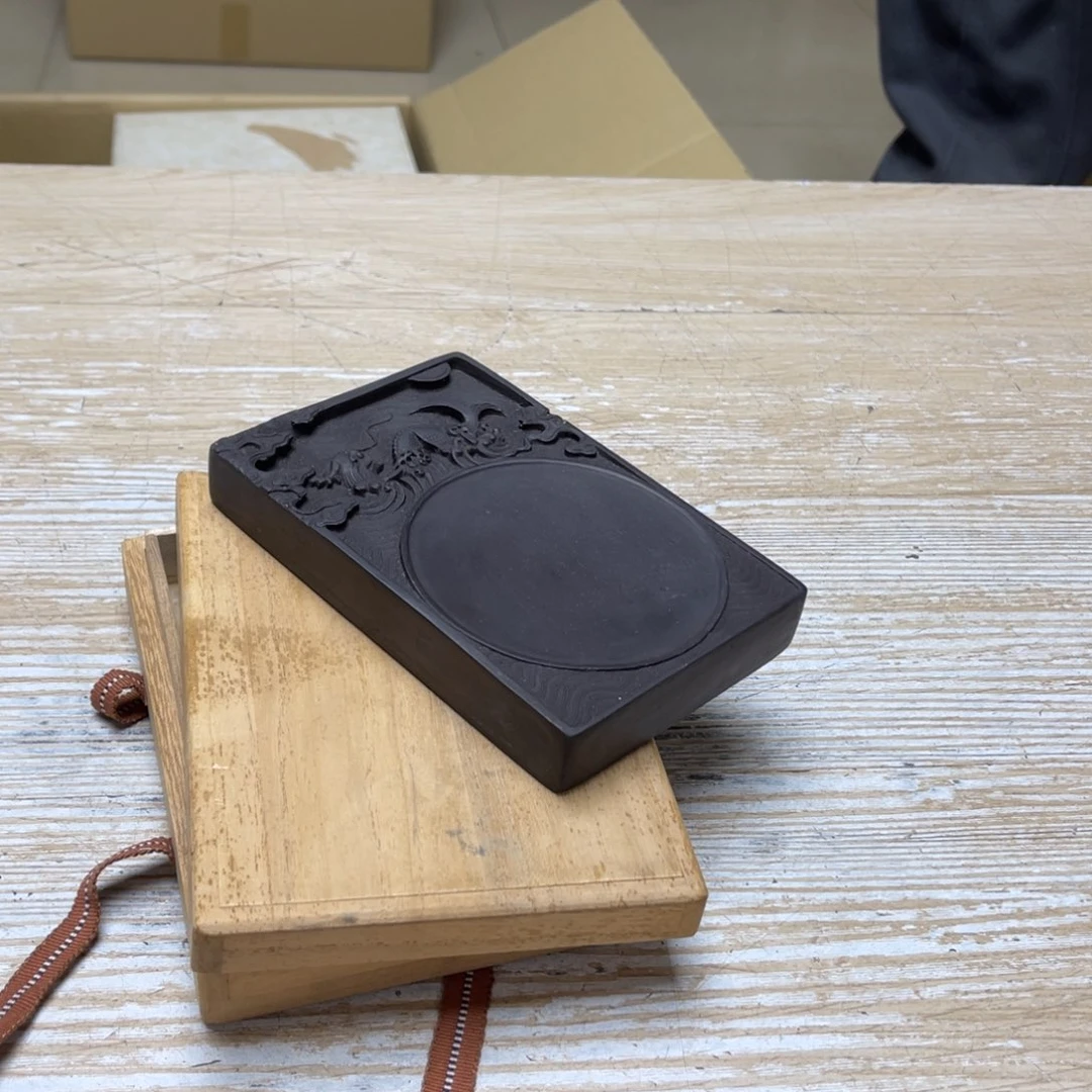 瓷片和**都密密麻麻地排列着一个