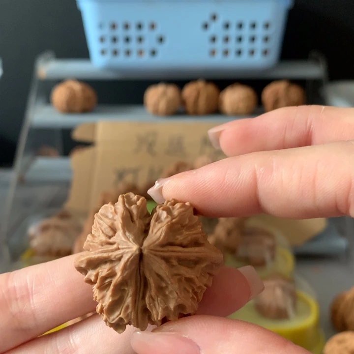 佛***怒吊坠文玩核桃异形单只，有瑕疵