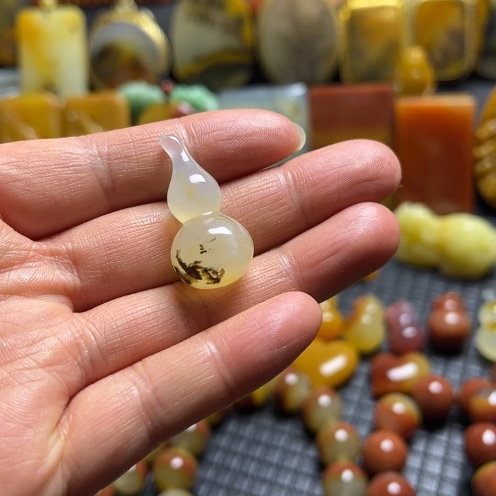 石英质玉（黄龙玉）未镶嵌颈饰