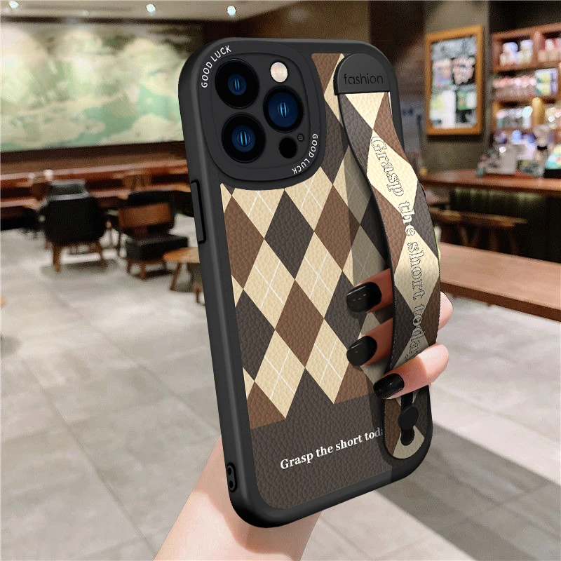 适用苹果16promax手机壳菱格腕带支架潮牌网红爆款苹果15简约男女