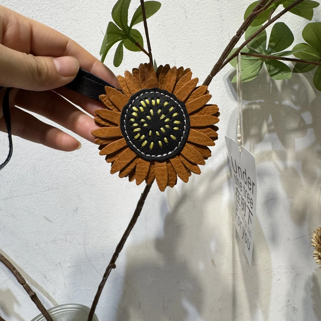 广州包黛高端定制手工制作向日葵真皮挂件