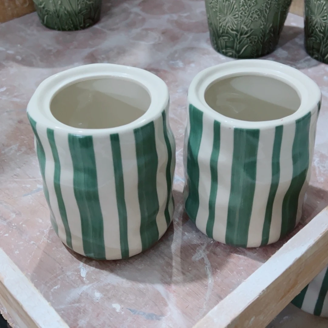 有孔，陶瓷花盆满10米包邮发货。