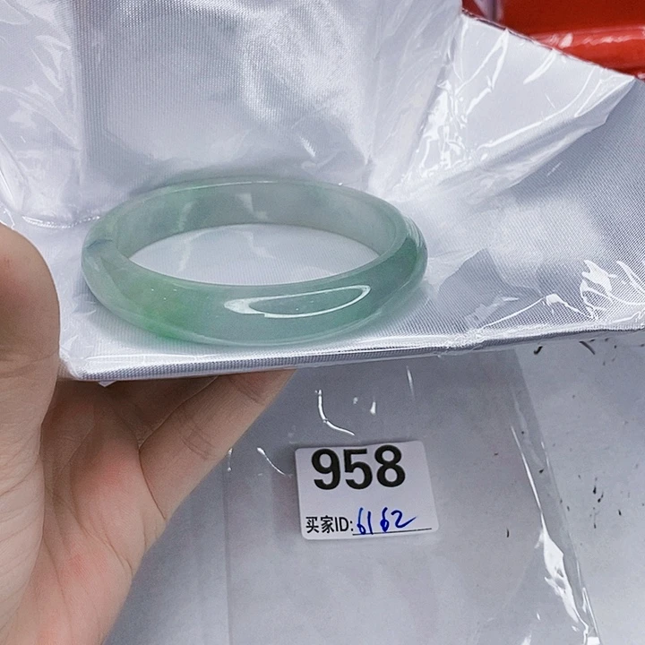 翡翠未镶嵌手镯一图一物实物为准（微瑕处理）