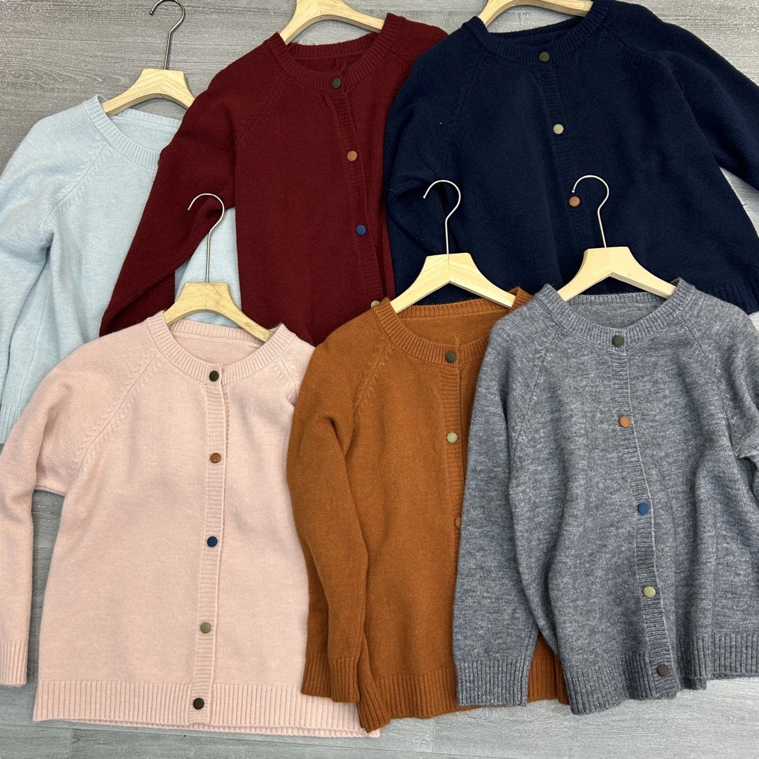 《秀秀精选》韩系长袖圆领彩扣针织开衫