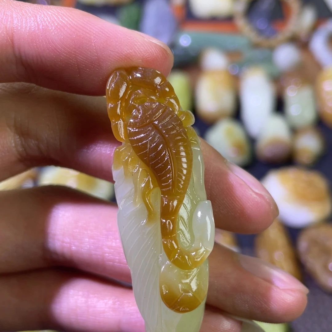 和田玉未镶嵌颈饰糖白蝎子独霸天下