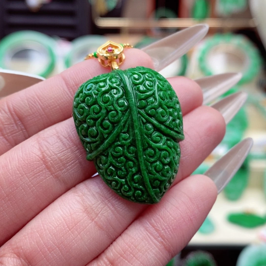 颈饰未镶嵌翡翠燕**姐翡翠吊坠