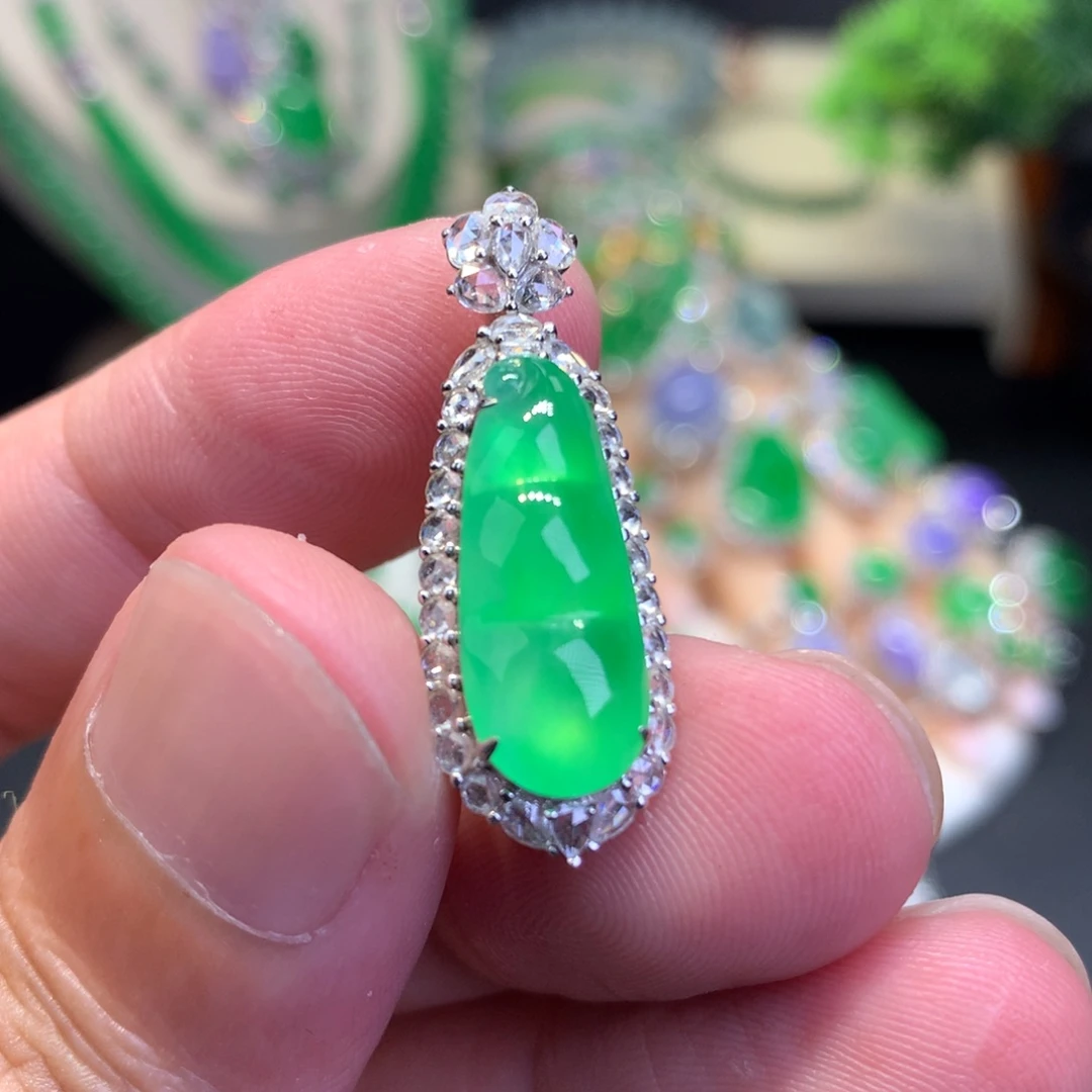 翡翠18K金镶嵌颈饰