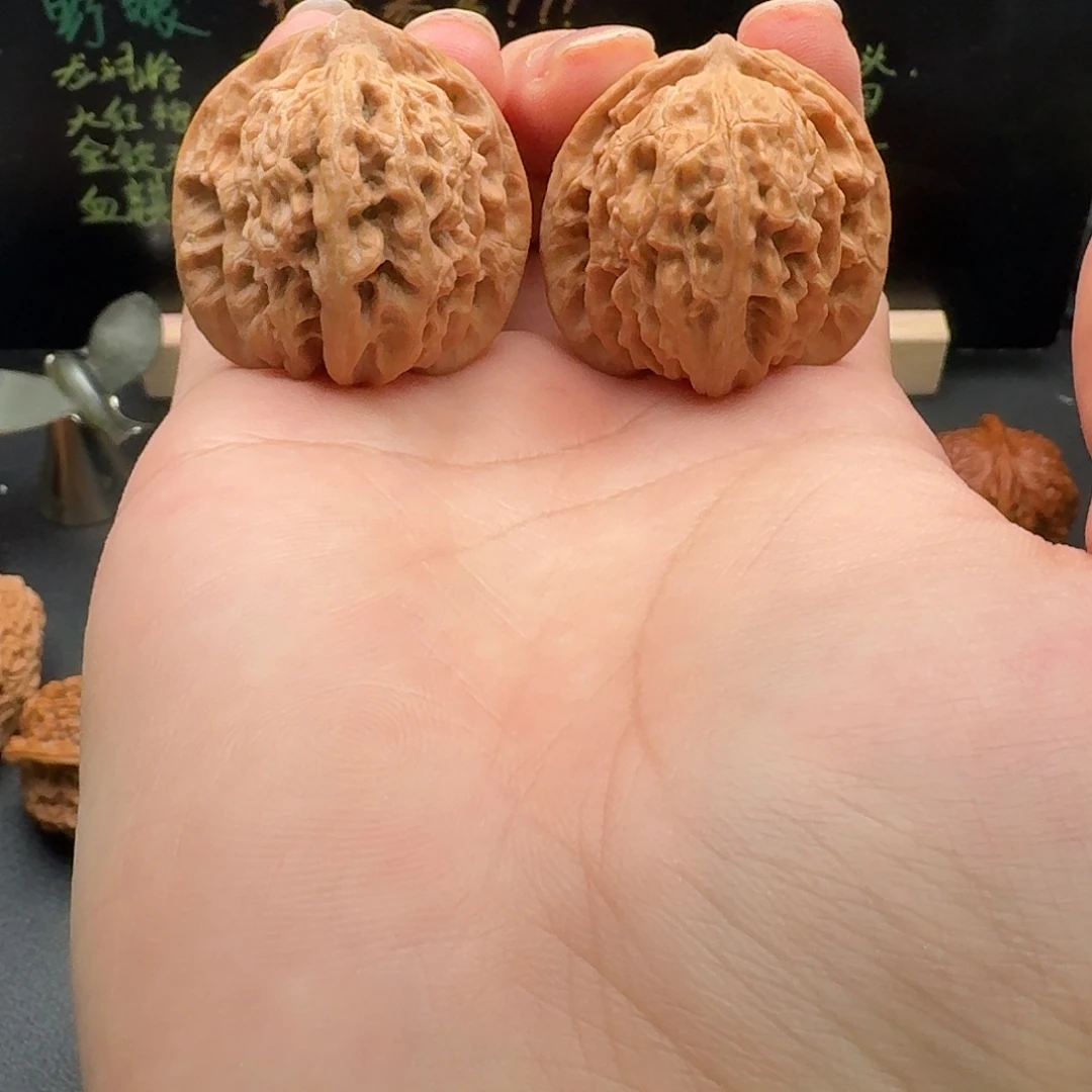 36霞云岭文玩核桃