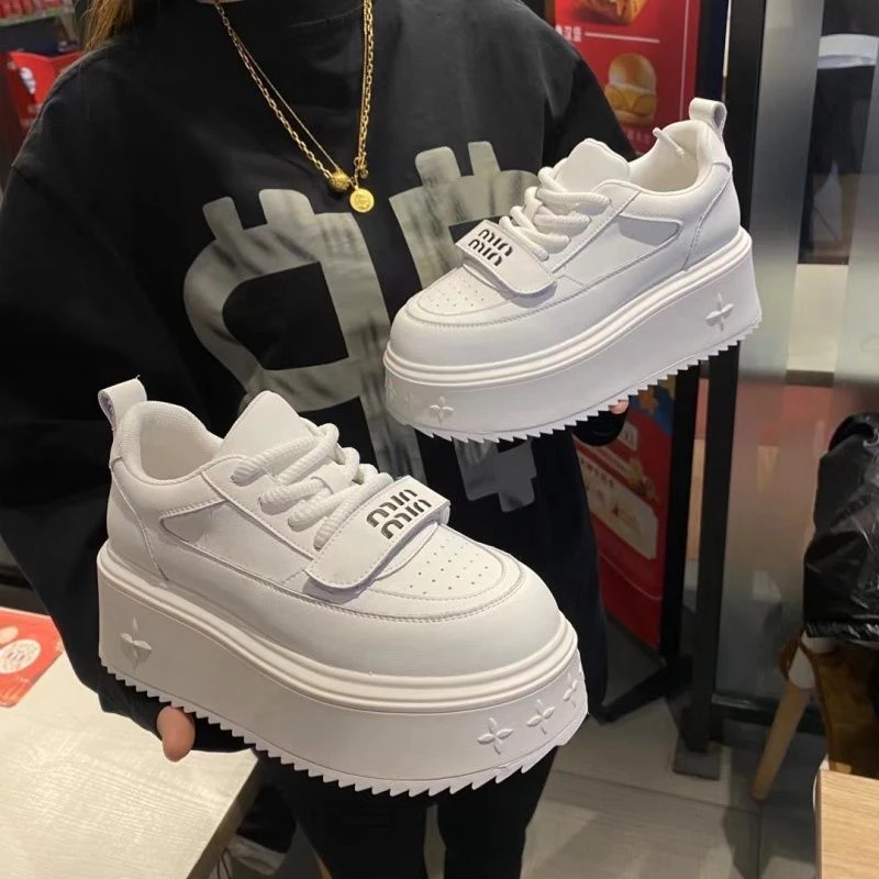 多巴胺高颜值厚底时尚小白鞋2024春季新款百搭松糕可爱板鞋子