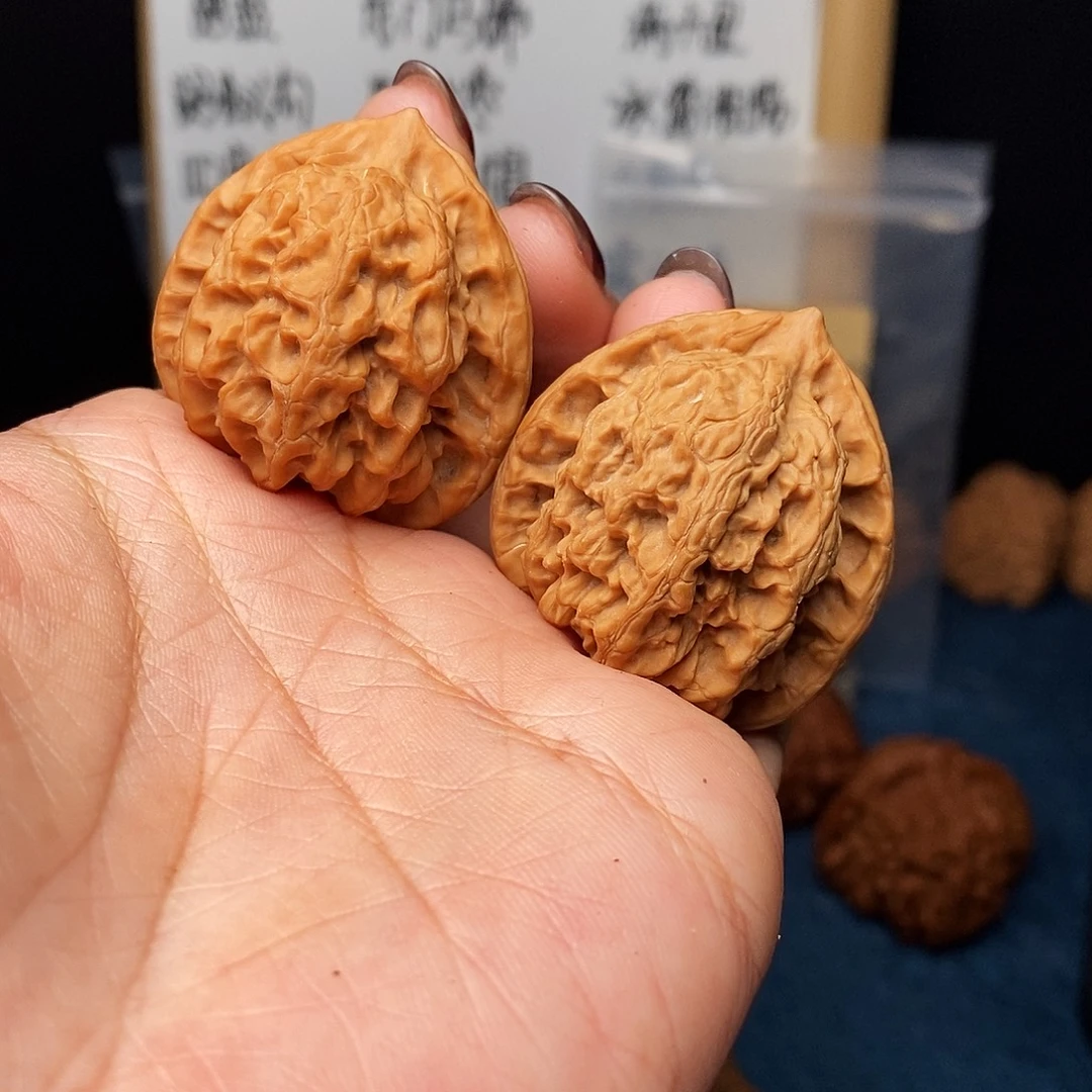 文玩核桃手串梨木台