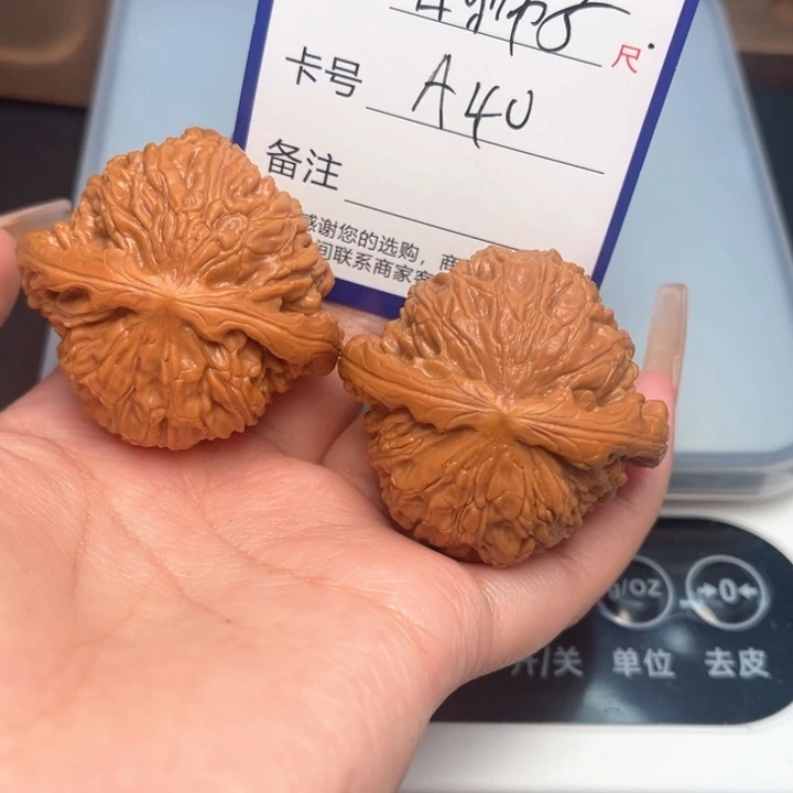 文玩核桃吊坠白狮子
