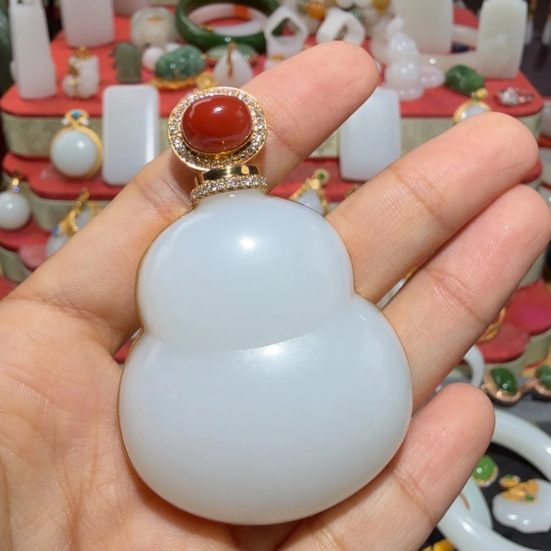 静***阁和田玉18K金镶嵌颈饰