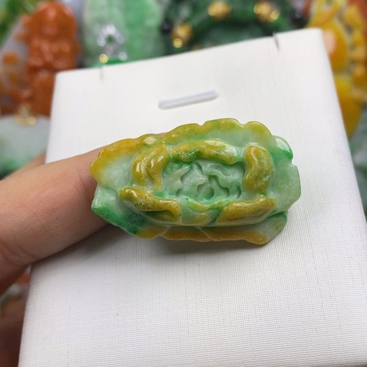 翡翠未镶嵌吊坠(赠链)