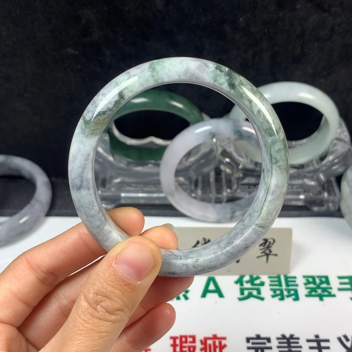 翡翠未镶嵌手镯62号。 59圈