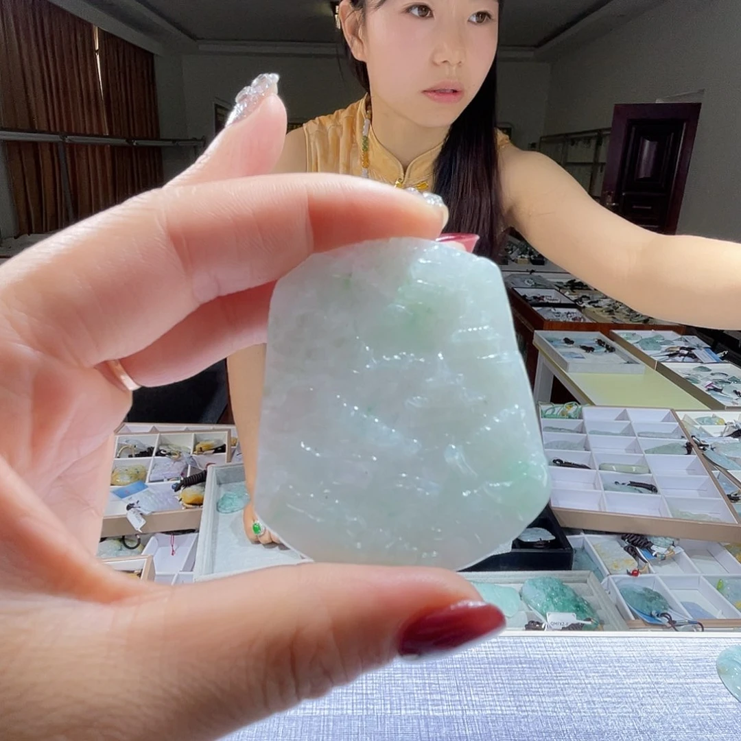 翡翠未镶嵌颈饰一个