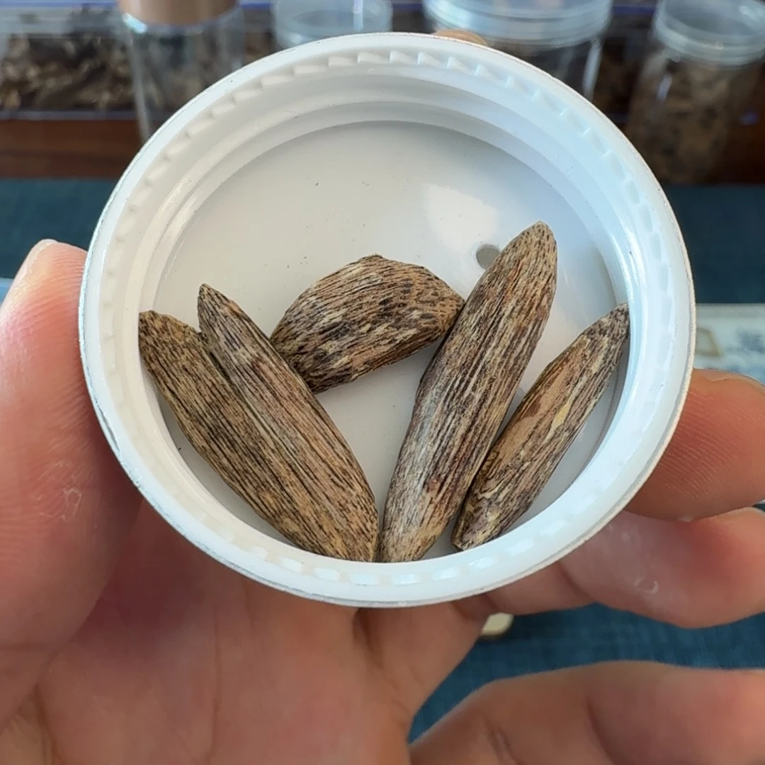 沉香海南黄油格瓜子