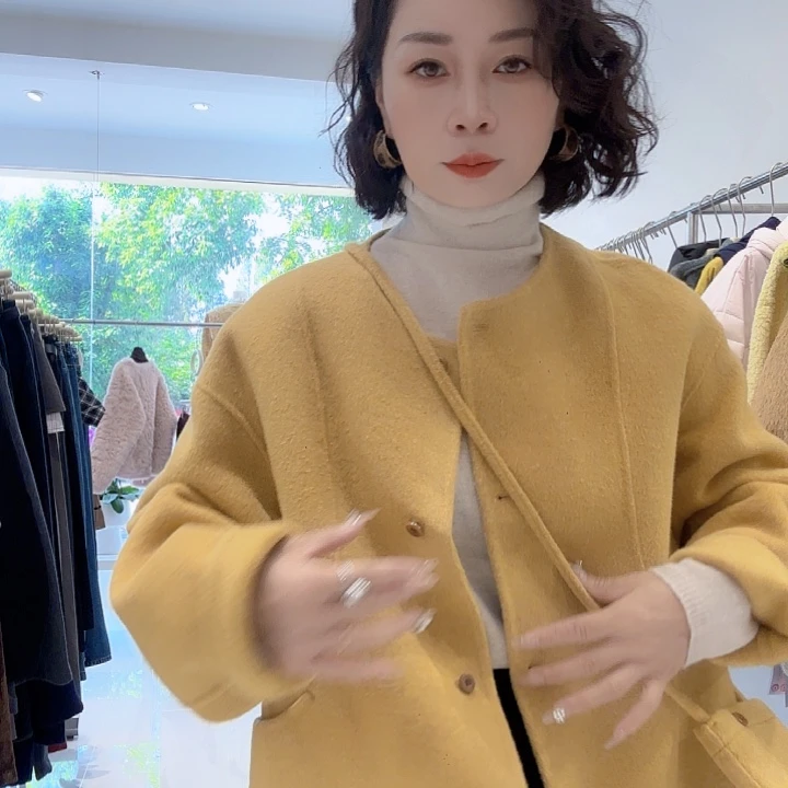 韩系温柔短款小外套