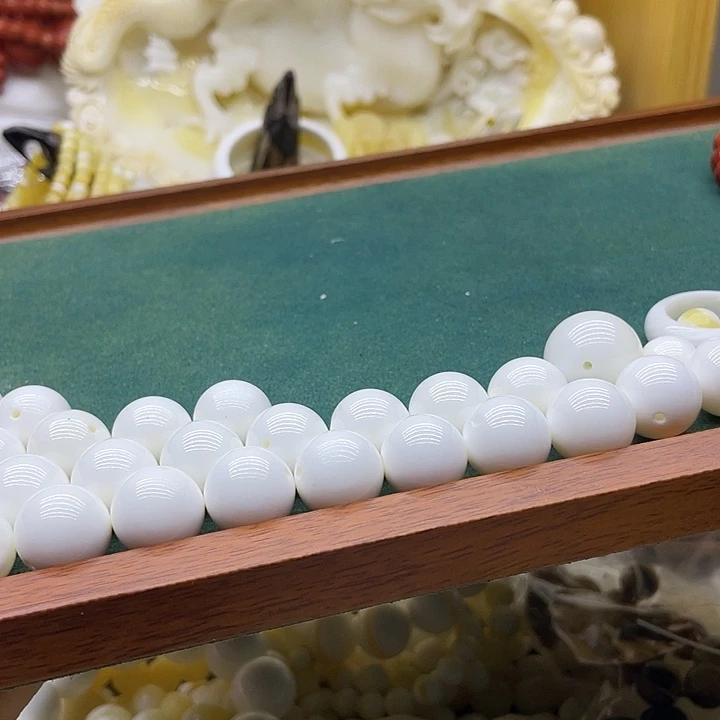 雨***王珠子的颜色是蓝色的