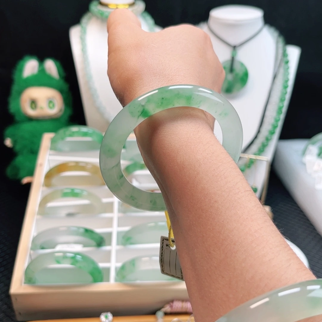 石英质玉未镶嵌手镯（圆镯）55圆条