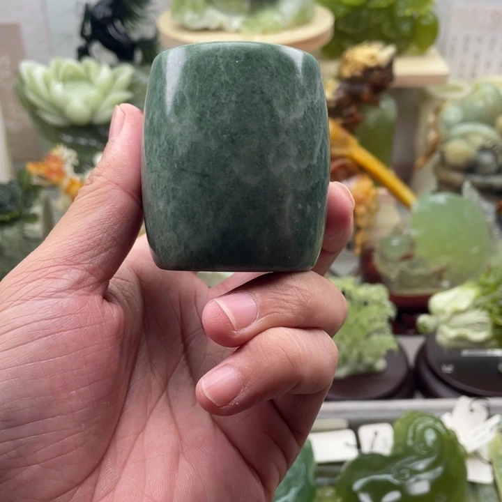 蛇纹石玉未镶嵌四大名玉杯子