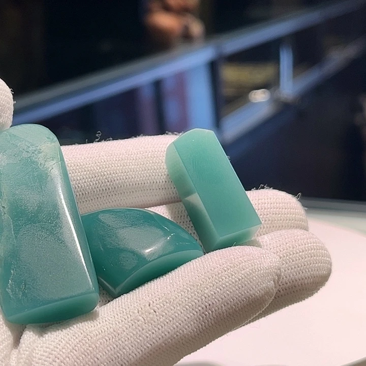 国***钊四川石3颗尺寸不一