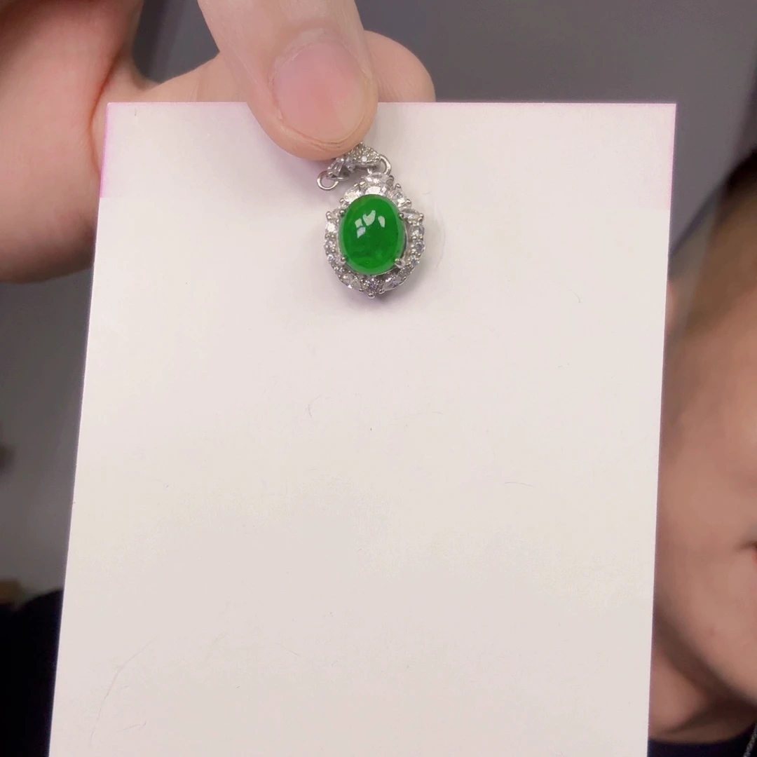 翡翠未镶嵌颈饰一件