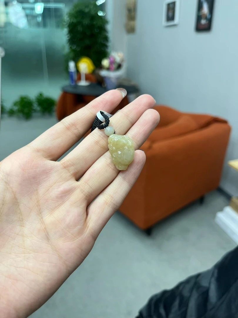 且末微色差吊坠