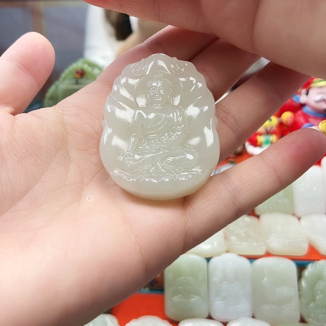 广***姐和田玉未镶嵌颈饰