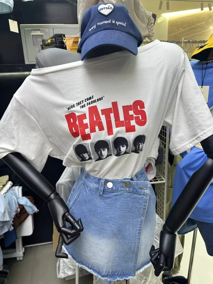 张漂亮  字母印花露肩短袖T恤2025夏季宽松斜肩上衣+牛仔裙套装