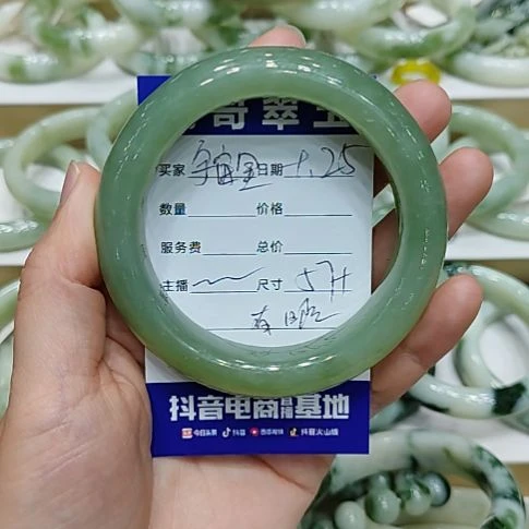 宇***埃透闪石-蛇纹石玉未镶嵌手镯