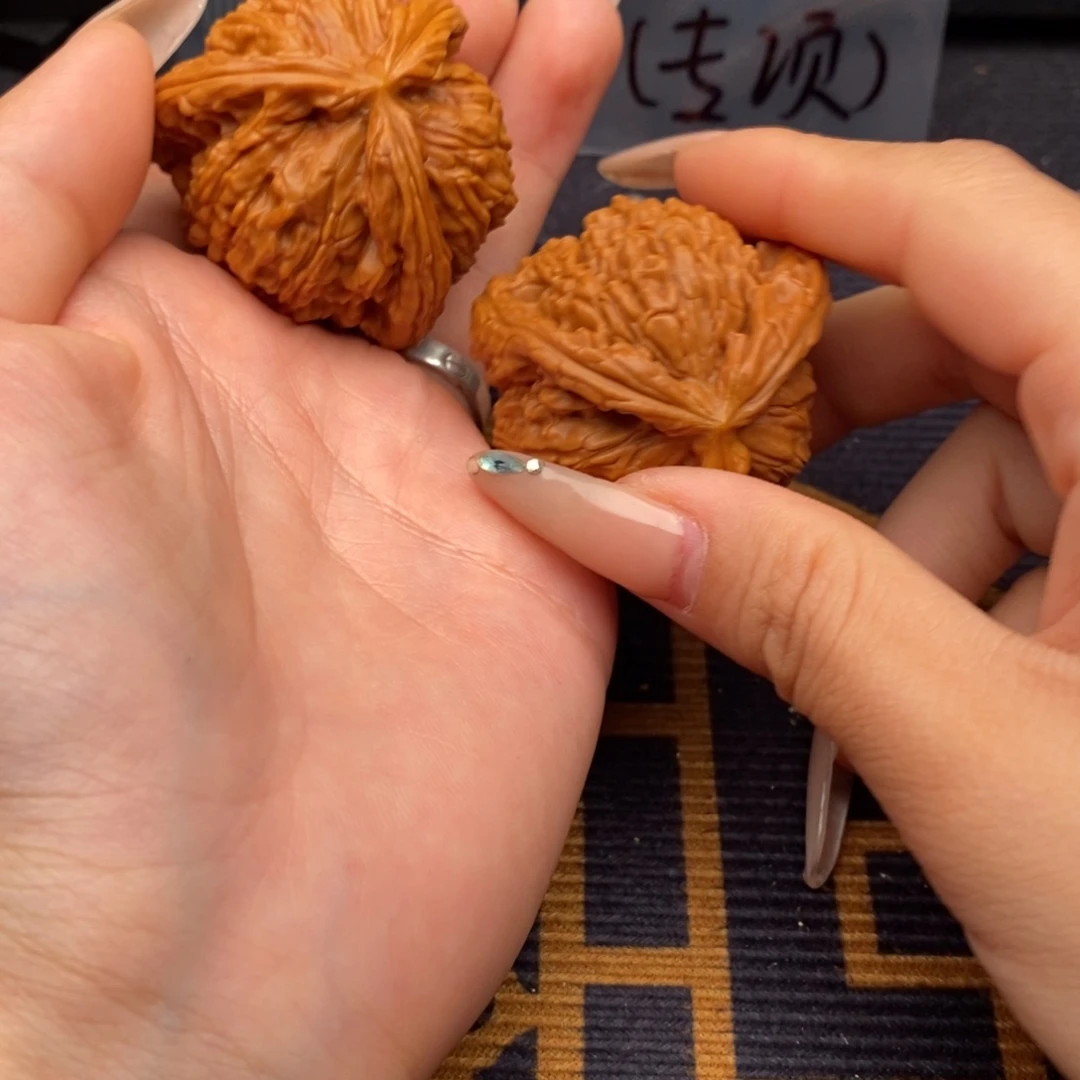 鱼***书文玩核桃吊坠白狮子