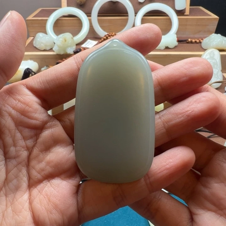 和田玉未镶嵌颈饰且末平安牌