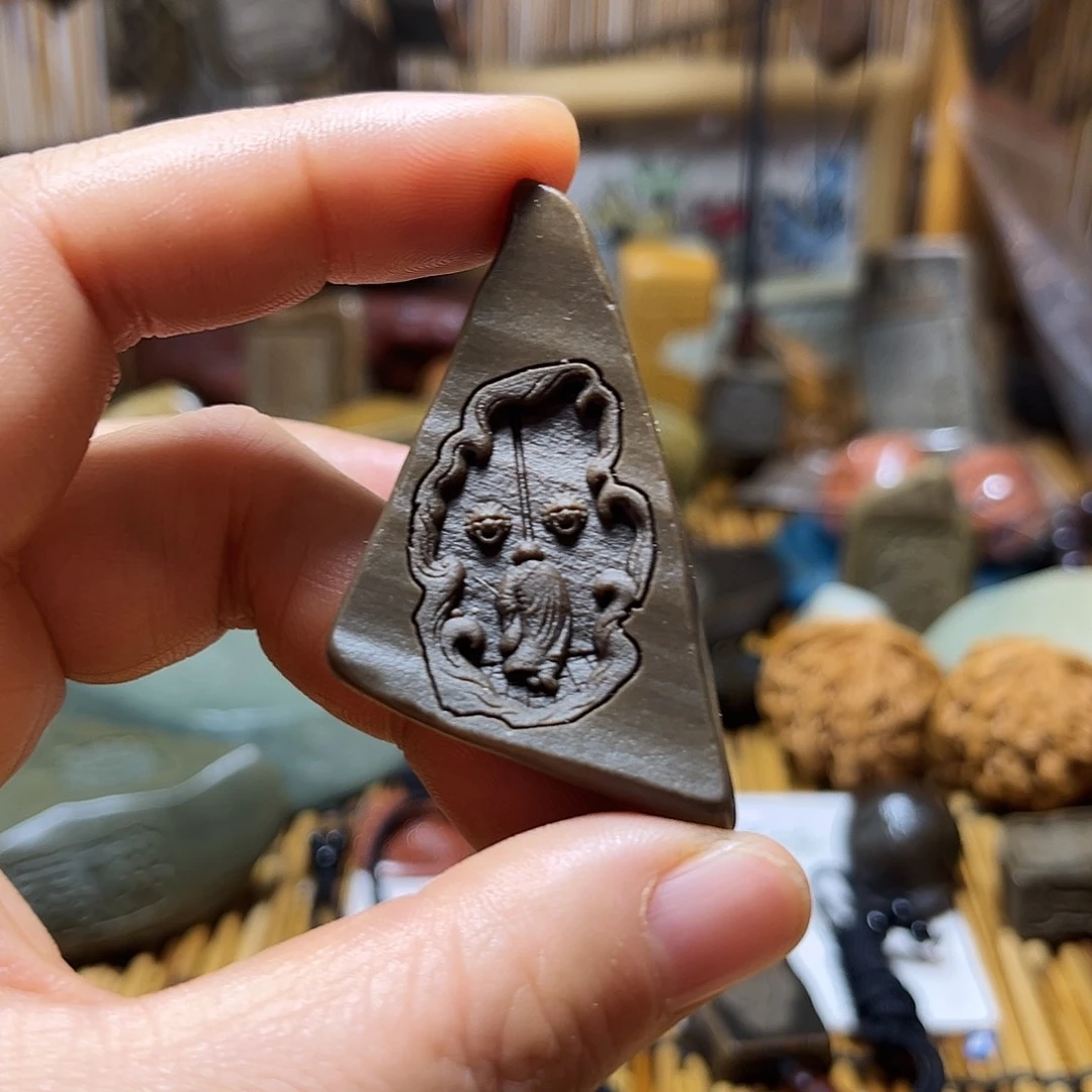 新疆原石雕刻手把件