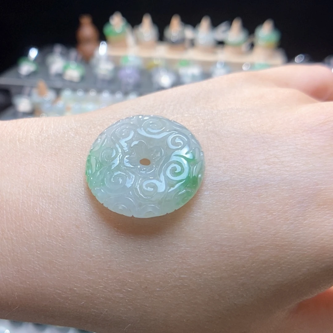 翡翠未镶嵌颈饰甄绿平安扣