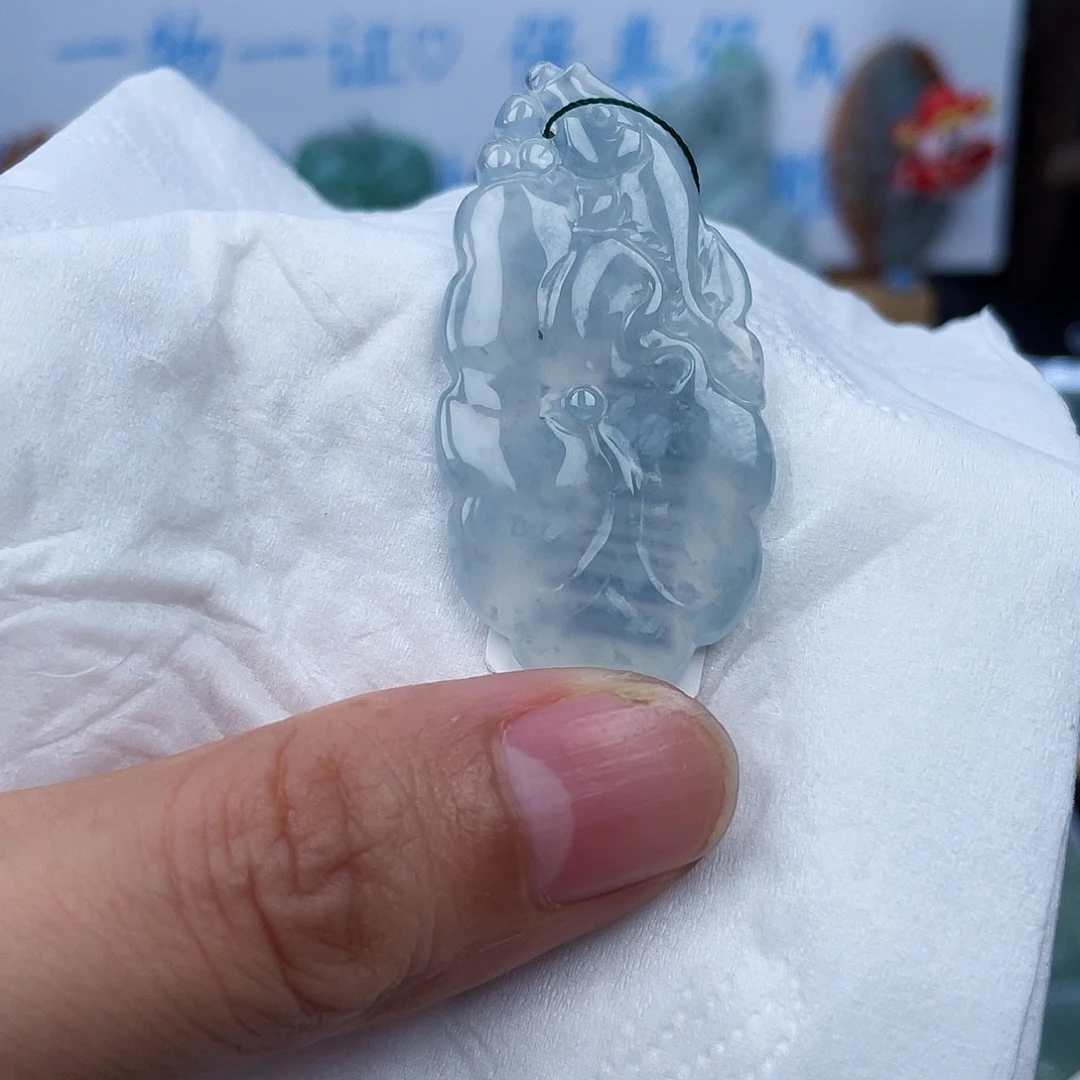 翡翠未镶嵌颈饰鱼