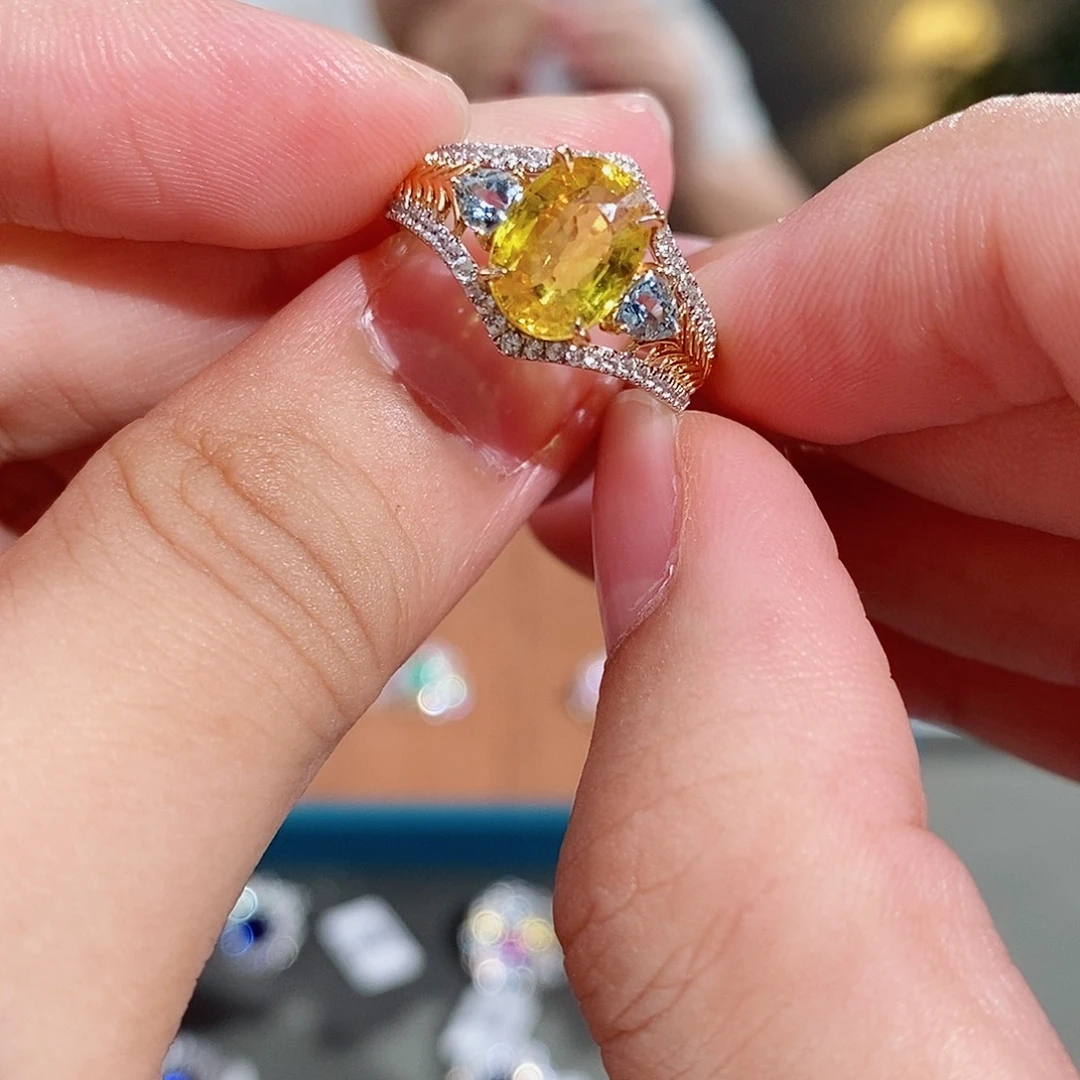 彩色蓝宝石戒指18K金镶嵌Gdtc2.85ct