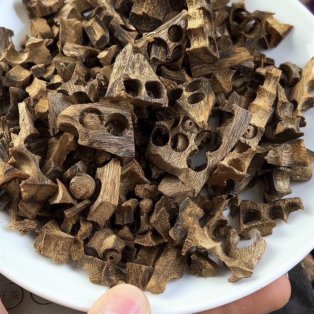 香料绿奇楠蓝宝石块料50克