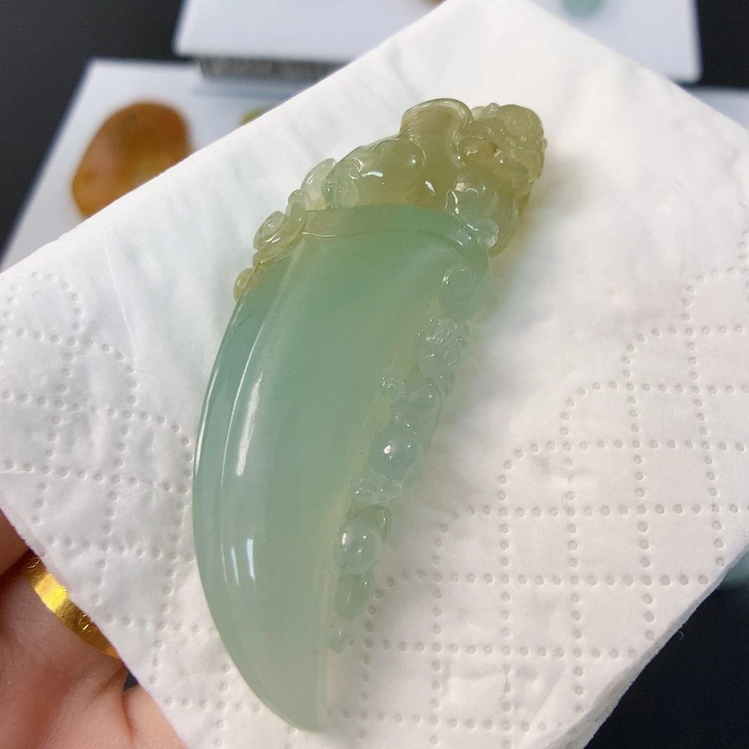 翡翠未镶嵌颈饰龙牙