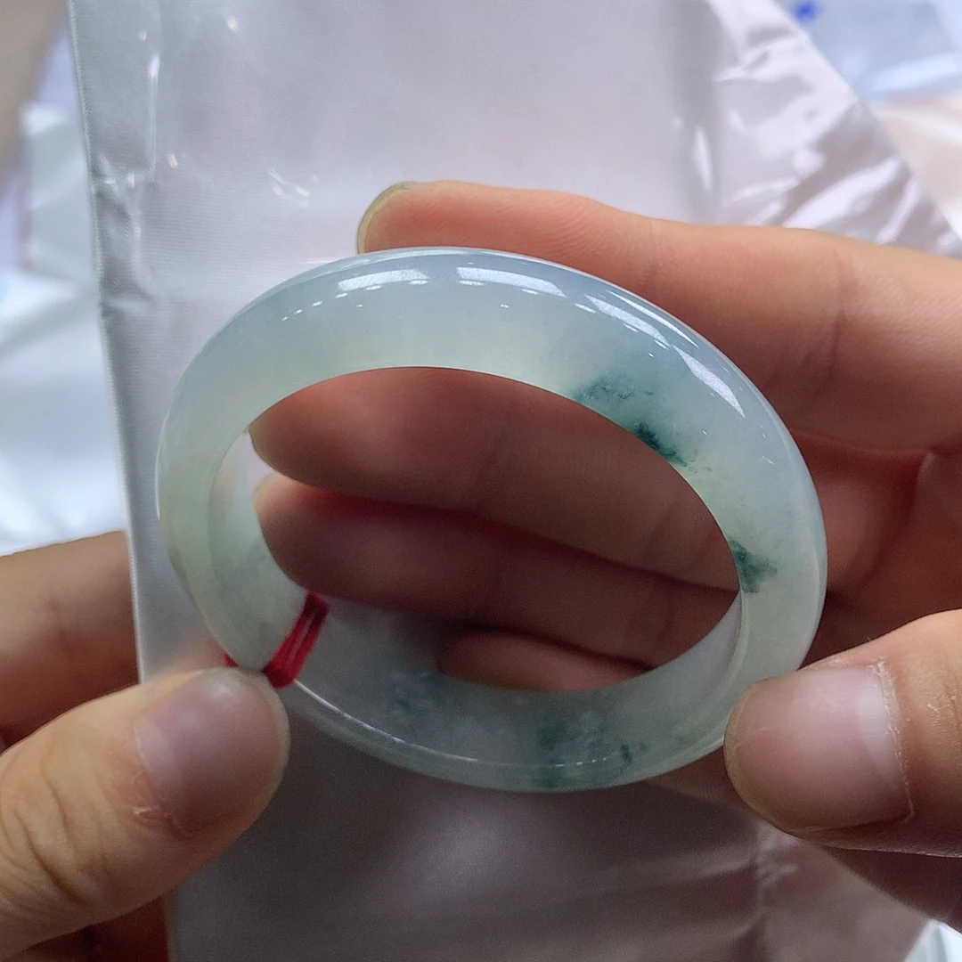 翡翠手镯未镶嵌翡翠