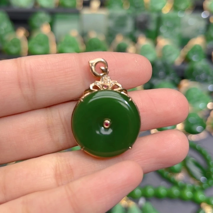 颈饰18K金镶嵌和田玉（碧玉）